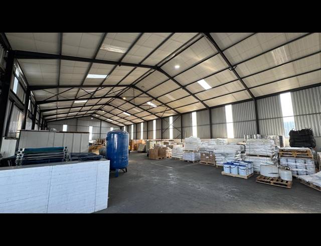 900M² WAREHOUSE TO LET IN LINBRO PARK